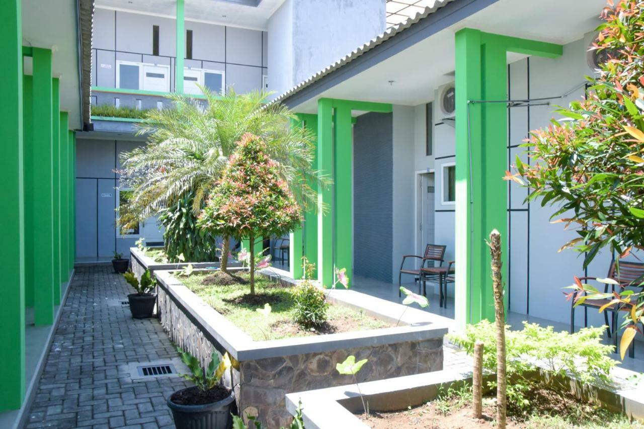 Reddoorz Syariah Near Balai Kota Probolinggo 2 Hotel Exterior photo